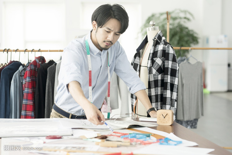 男服装设计师的鞋帽创意与时尚探索